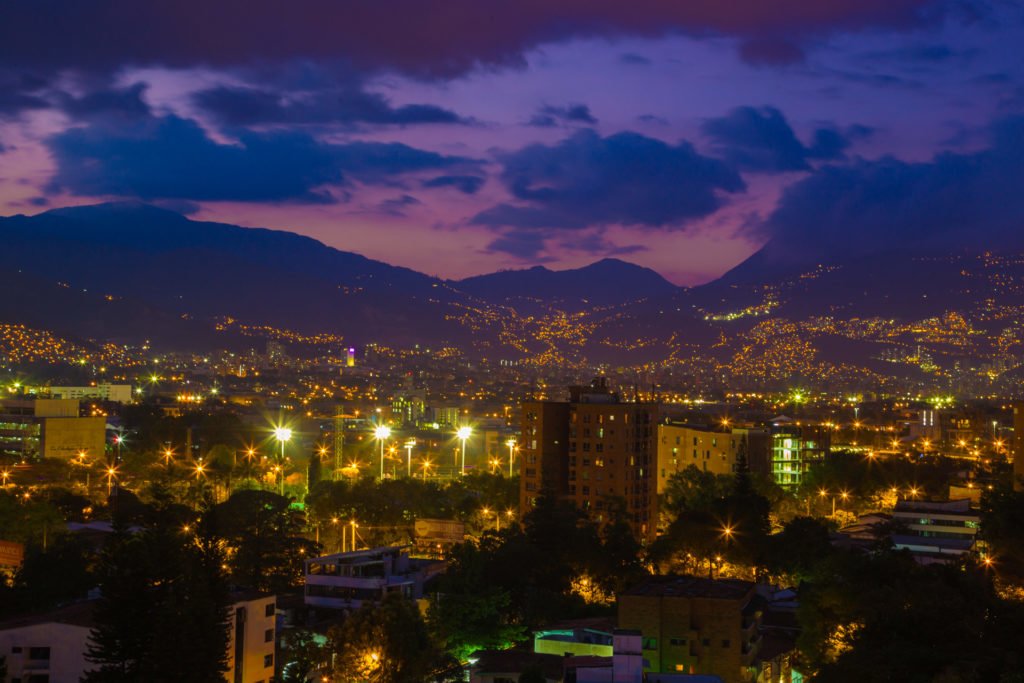 Medellin-Nachtaufnahme-Kolumbien