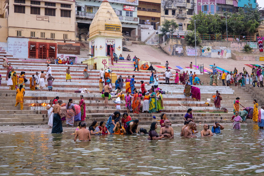 Varanasi Morgenritual am heiligen Ganges Fluss