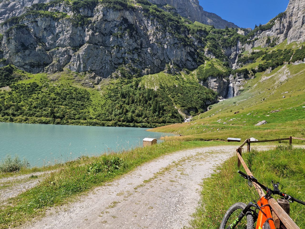 Brigels Biketour Lag da Pigniu Mit dem Bike von Brigels nach Lag da Pigniu, Sicht auf den See und die Bergkulisse