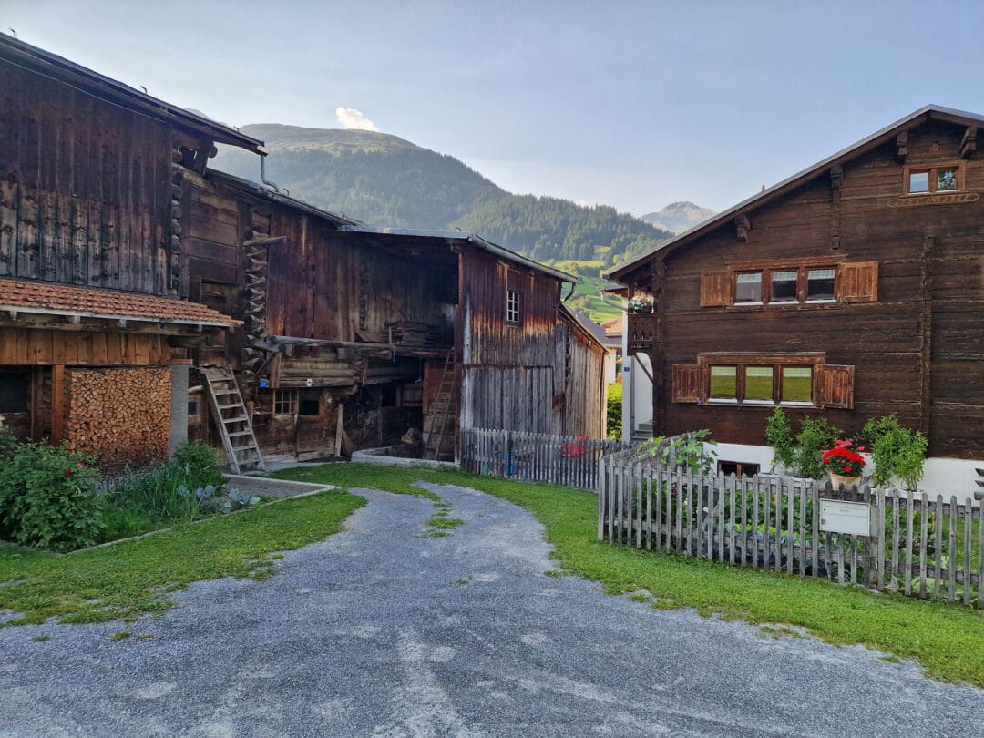 Sicht auf einen Stall und Bauernhof in Brigels