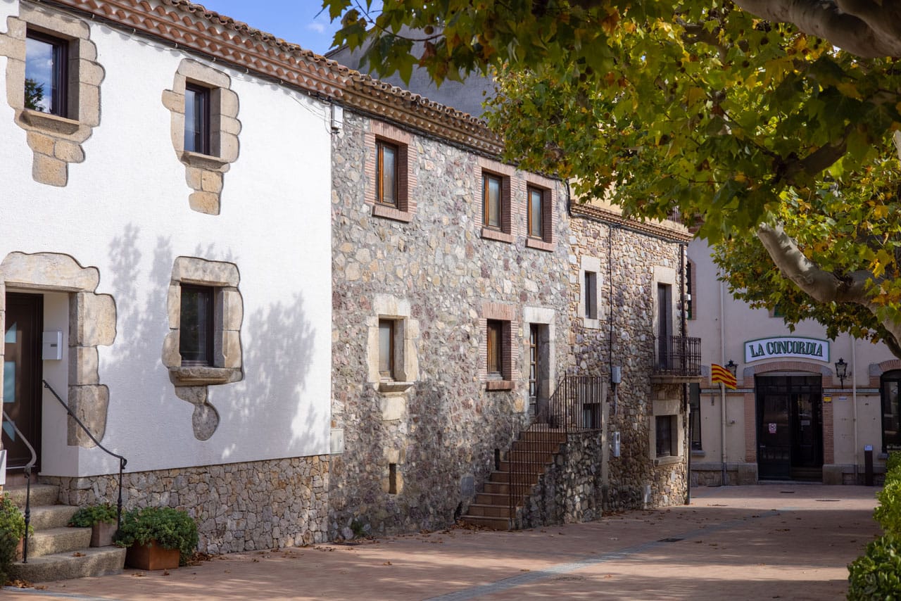 Danius Sicht auf Häuser am Dorfplatz von Darnius und die Condorida