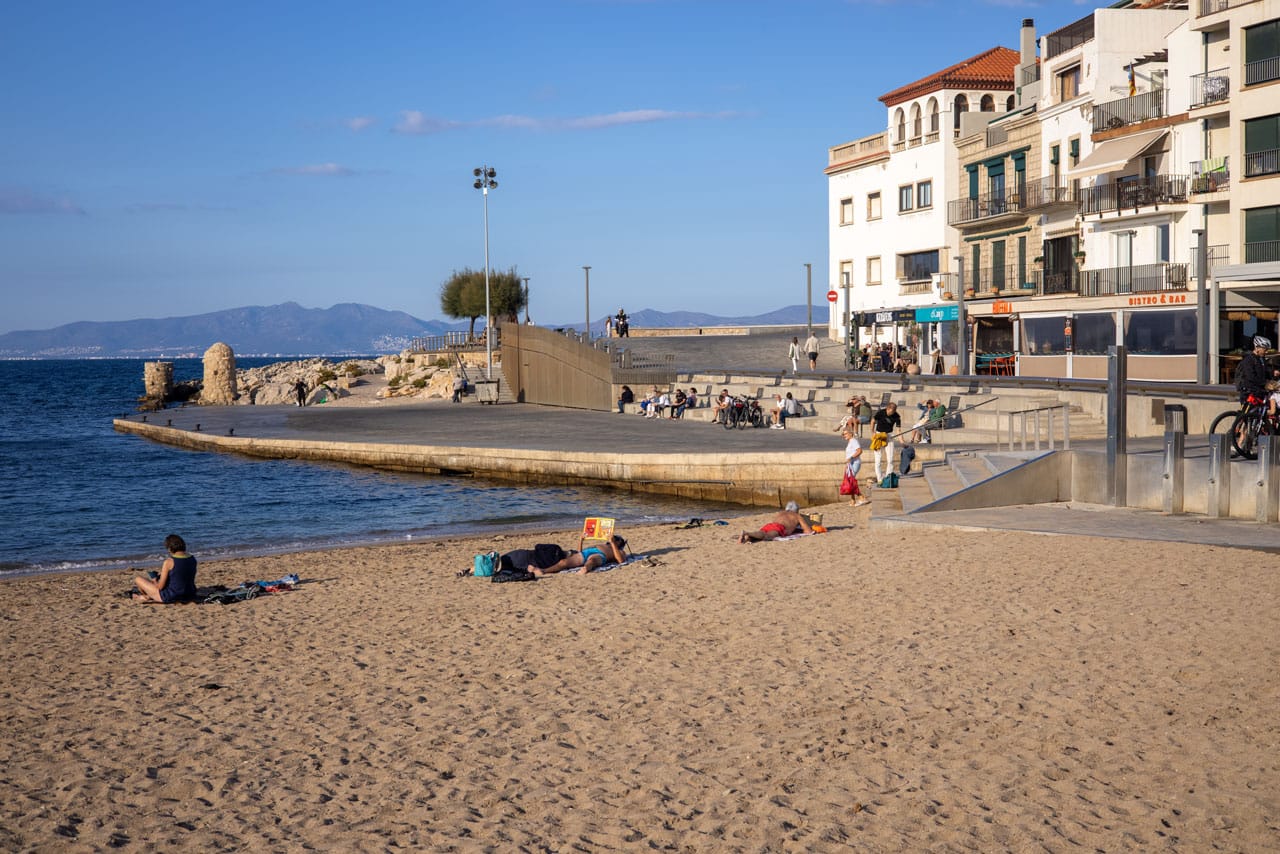 L'Escalla-Zentrum Zenturm von L'Escala mit Strandabschnitt
