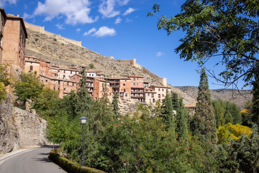 Herbstliche Nebenstrasse unterhalb der Altstadt von Albarracín auf der Route nach Madrid