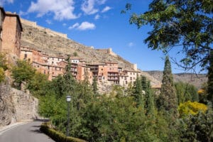 Herbstliche Nebenstrasse unterhalb der Altstadt von Albarracín auf der Route nach Madrid