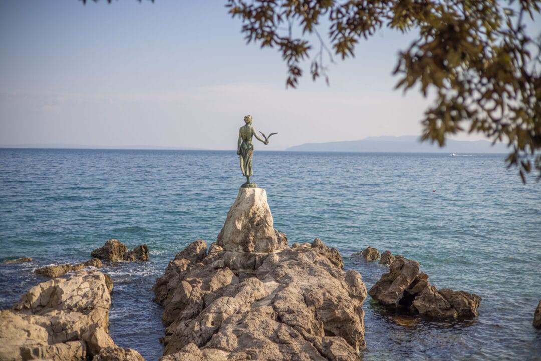 Opatija Sicht auf das Maedchen mit der Moewe