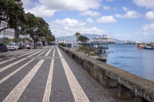 Blogbeitrag zu unserer Azorenrundreise. Das Bild zeigt die Hafenpromenade von Ponta Delgada