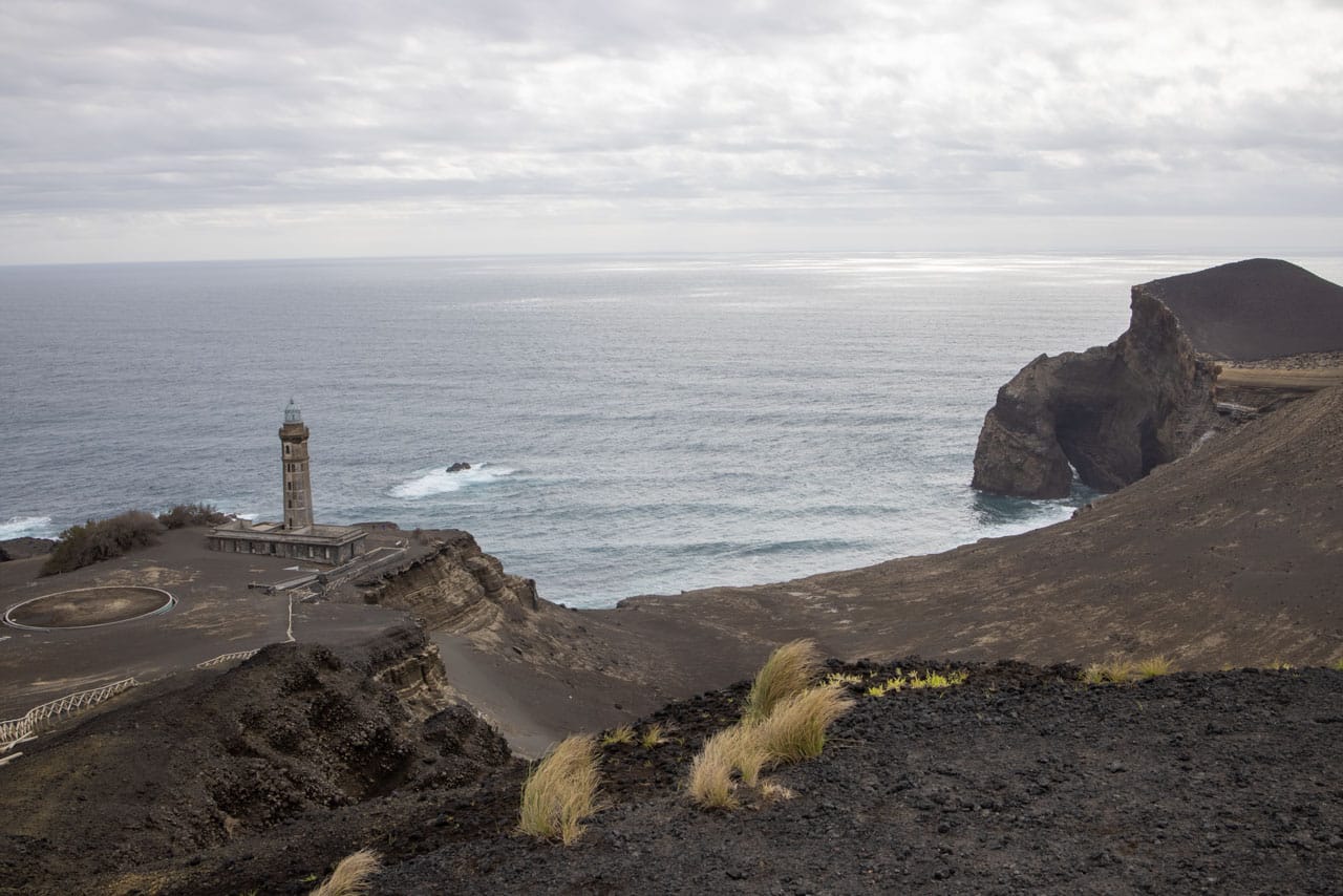 Capelinhos Vulkan Leuchtturm Faial Sicht von erhöhter Lage auf den Capelinhos Vulkan und den Leuchtturm