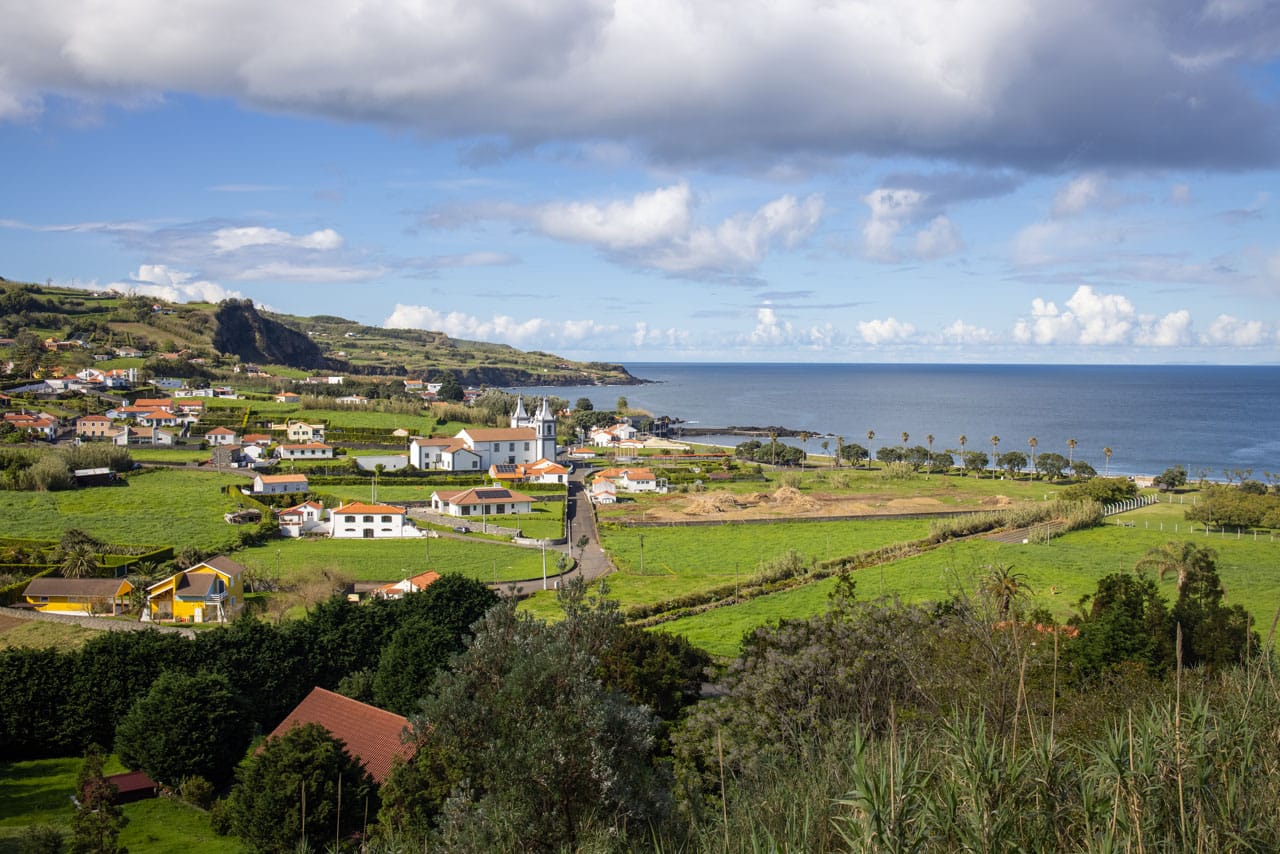 Conceicao Faial Sicht vom Airbnb auf das Dorf Conceicao mit Kirche und Meer im Hintergrund