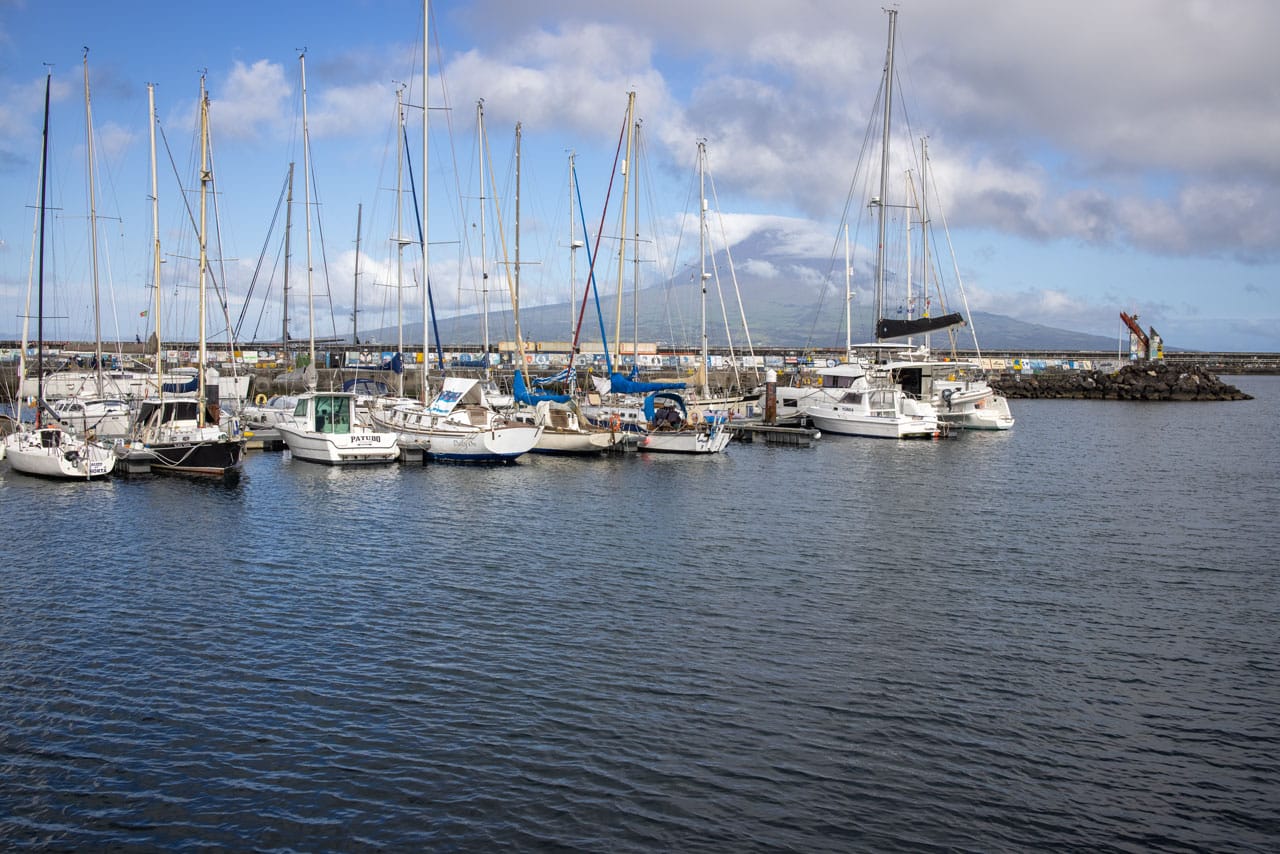 Hafen Horta Pico-Vulkan Sicht auf den Hafen von Horta mit dem Vulkan Pico im Hintergrund
